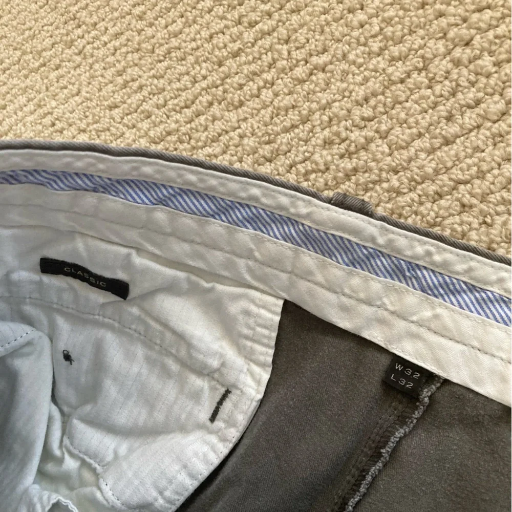 J. Crew Classic Chino Pants Grey Bottoms Men’s Size W 32 x L 32 FLAW HOLE